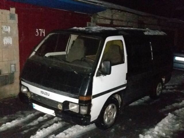 Черный Исузу Миди, объемом двигателя 2.2 л и пробегом 100 тыс. км за 3000 $, фото 1 на Automoto.ua