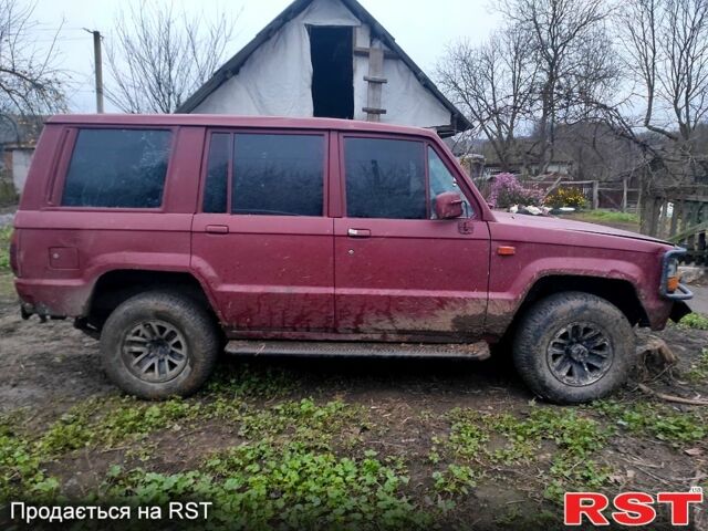 Красный Исузу Трупер, объемом двигателя 2.2 л и пробегом 300 тыс. км за 1900 $, фото 1 на Automoto.ua