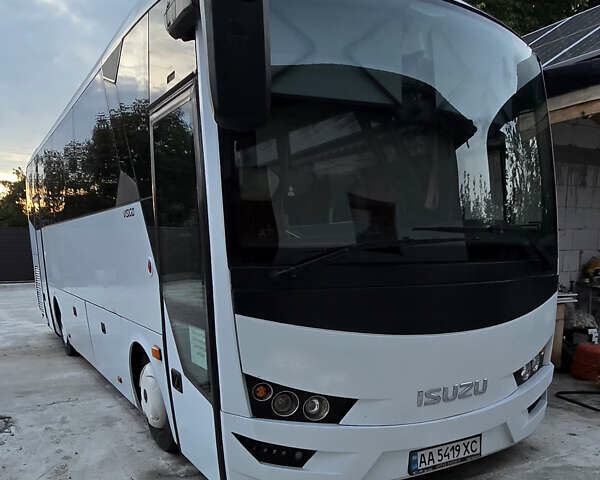 Белый Исузу Visigo, объемом двигателя 5.19 л и пробегом 189 тыс. км за 55800 $, фото 1 на Automoto.ua