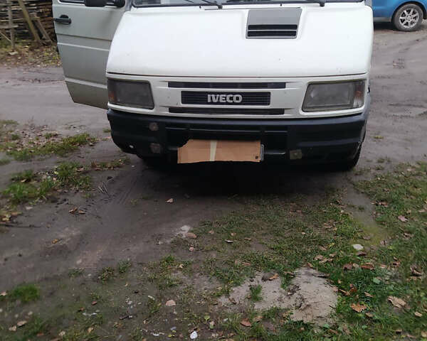 Білий Івеко Дейлі, об'ємом двигуна 2.5 л та пробігом 320 тис. км за 3500 $, фото 1 на Automoto.ua