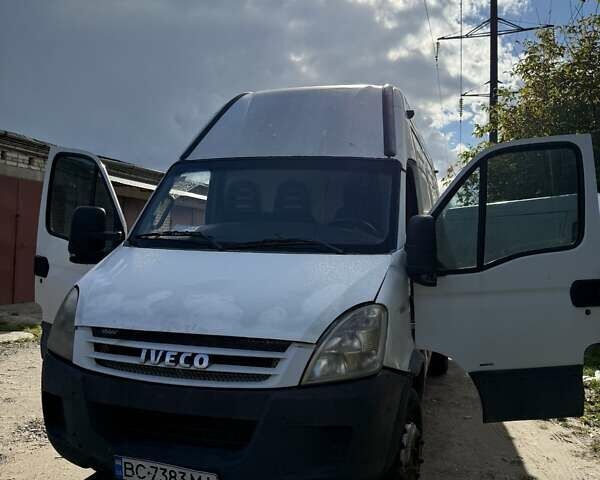 Белый Ивеко Дейли, объемом двигателя 30 л и пробегом 300 тыс. км за 7500 $, фото 1 на Automoto.ua
