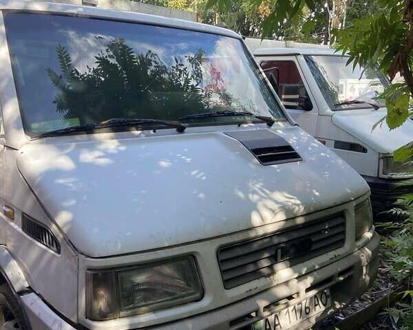 Білий Івеко Дейлі, об'ємом двигуна 2.5 л та пробігом 500 тис. км за 2300 $, фото 1 на Automoto.ua