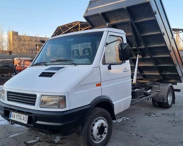 Белый Ивеко Дейли, объемом двигателя 2.5 л и пробегом 180 тыс. км за 9500 $, фото 1 на Automoto.ua