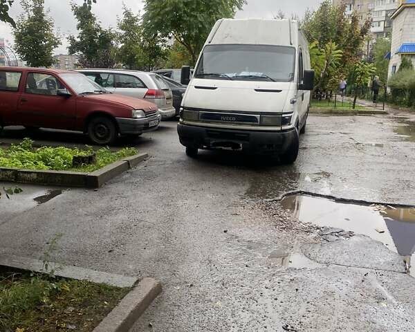 Белый Ивеко Дейли, объемом двигателя 3 л и пробегом 630 тыс. км за 4500 $, фото 1 на Automoto.ua