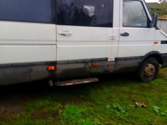 Белый Ивеко Дейли, объемом двигателя 2.5 л и пробегом 250 тыс. км за 2500 $, фото 1 на Automoto.ua