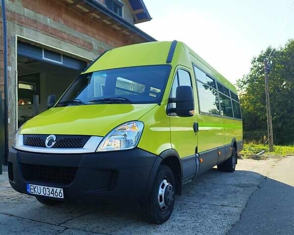 Желтый Ивеко Дейли, объемом двигателя 3 л и пробегом 440 тыс. км за 24499 $, фото 1 на Automoto.ua