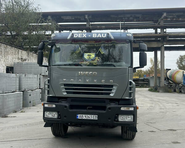 Серый Ивеко Треккер, объемом двигателя 12 л и пробегом 420 тыс. км за 72000 $, фото 1 на Automoto.ua