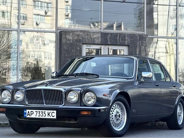 Сірий Ягуар Даймлер, об'ємом двигуна 5.3 л та пробігом 86 тис. км за 19999 $, фото 1 на Automoto.ua