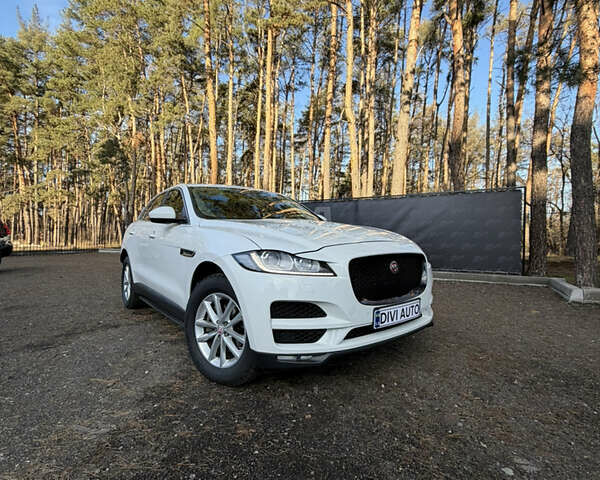 Белый Ягуар Ф-Пейс, объемом двигателя 2 л и пробегом 232 тыс. км за 17995 $, фото 1 на Automoto.ua