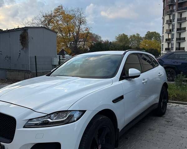 Белый Ягуар Ф-Пейс, объемом двигателя 2 л и пробегом 96 тыс. км за 38000 $, фото 1 на Automoto.ua