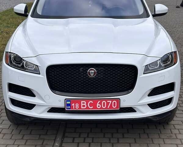 Белый Ягуар Ф-Пейс, объемом двигателя 2 л и пробегом 161 тыс. км за 21400 $, фото 1 на Automoto.ua