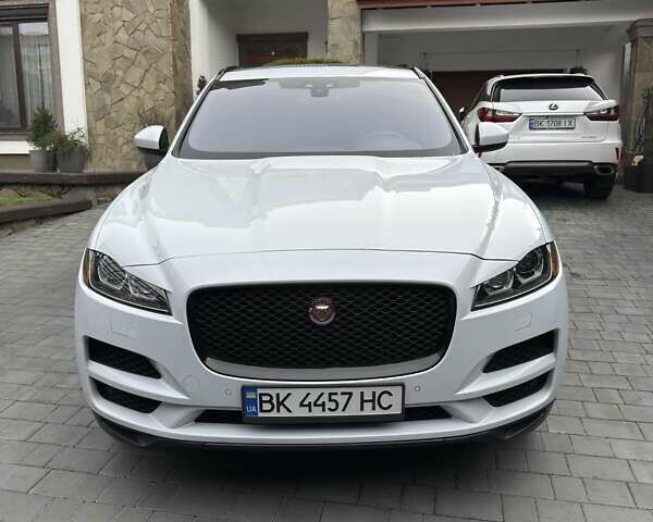 Белый Ягуар Ф-Пейс, объемом двигателя 2 л и пробегом 49 тыс. км за 27000 $, фото 1 на Automoto.ua