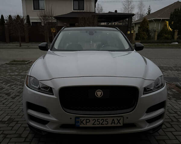 Белый Ягуар Ф-Пейс, объемом двигателя 2 л и пробегом 54 тыс. км за 30000 $, фото 1 на Automoto.ua