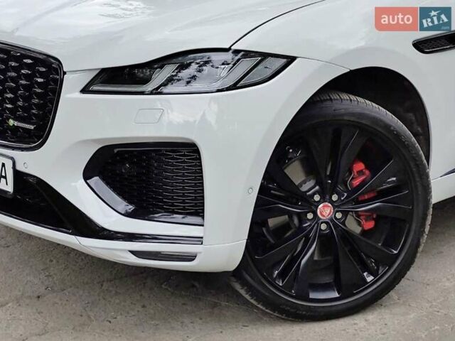 Белый Ягуар Ф-Пейс, объемом двигателя 3 л и пробегом 48 тыс. км за 55500 $, фото 1 на Automoto.ua