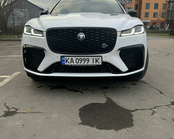 Белый Ягуар Ф-Пейс, объемом двигателя 5 л и пробегом 11 тыс. км за 95000 $, фото 1 на Automoto.ua