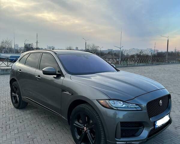 Серый Ягуар Ф-Пейс, объемом двигателя 3 л и пробегом 103 тыс. км за 21900 $, фото 1 на Automoto.ua