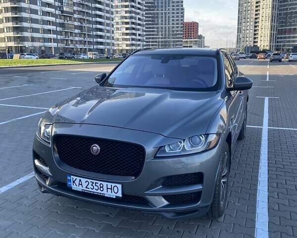Серый Ягуар Ф-Пейс, объемом двигателя 3 л и пробегом 103 тыс. км за 28000 $, фото 1 на Automoto.ua