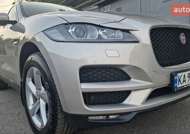 Серый Ягуар Ф-Пейс, объемом двигателя 2 л и пробегом 164 тыс. км за 25400 $, фото 1 на Automoto.ua