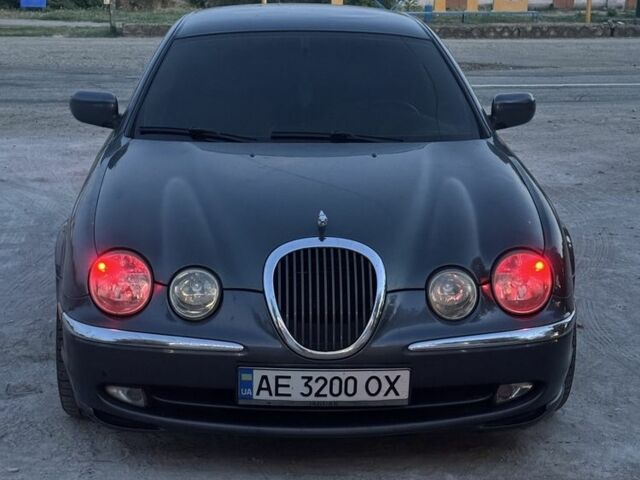 Серый Ягуар С-Тайп, объемом двигателя 3 л и пробегом 277 тыс. км за 4500 $, фото 1 на Automoto.ua
