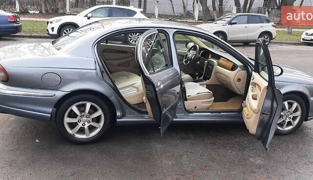 Серый Ягуар Х-Тайп, объемом двигателя 2 л и пробегом 222 тыс. км за 4900 $, фото 1 на Automoto.ua