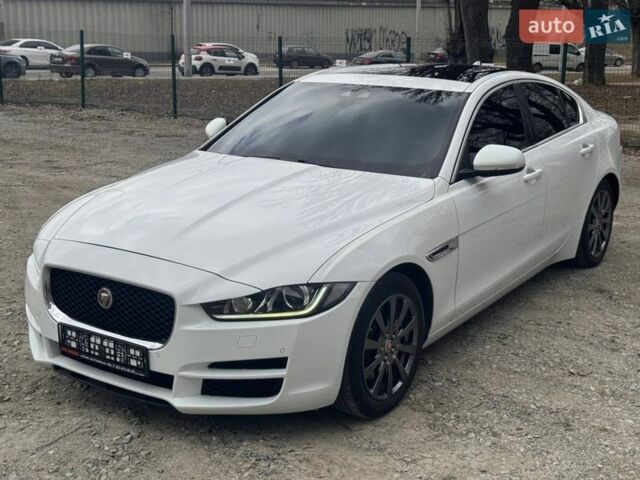 Белый Ягуар XE, объемом двигателя 2 л и пробегом 150 тыс. км за 13500 $, фото 1 на Automoto.ua