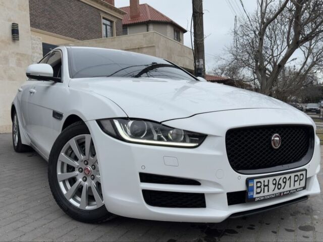 Белый Ягуар XE, объемом двигателя 2 л и пробегом 52 тыс. км за 14250 $, фото 1 на Automoto.ua