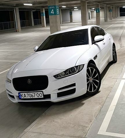 Белый Ягуар XE, объемом двигателя 2 л и пробегом 227 тыс. км за 13999 $, фото 1 на Automoto.ua