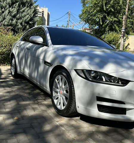 Белый Ягуар XE, объемом двигателя 2 л и пробегом 115 тыс. км за 14500 $, фото 1 на Automoto.ua