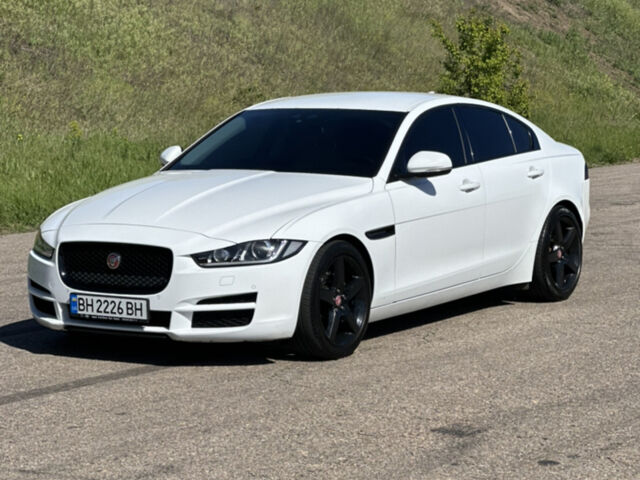 Белый Ягуар XE, объемом двигателя 2 л и пробегом 95 тыс. км за 20999 $, фото 1 на Automoto.ua