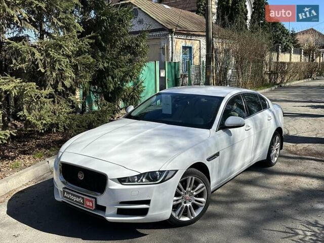 Белый Ягуар XE, объемом двигателя 2 л и пробегом 128 тыс. км за 12990 $, фото 1 на Automoto.ua