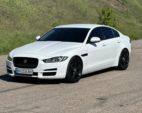 Белый Ягуар XE, объемом двигателя 2 л и пробегом 95 тыс. км за 20999 $, фото 1 на Automoto.ua