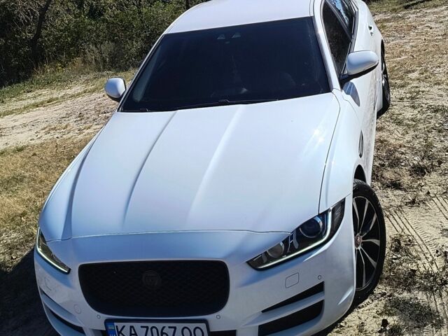 Белый Ягуар XE, объемом двигателя 2 л и пробегом 216 тыс. км за 16167 $, фото 1 на Automoto.ua