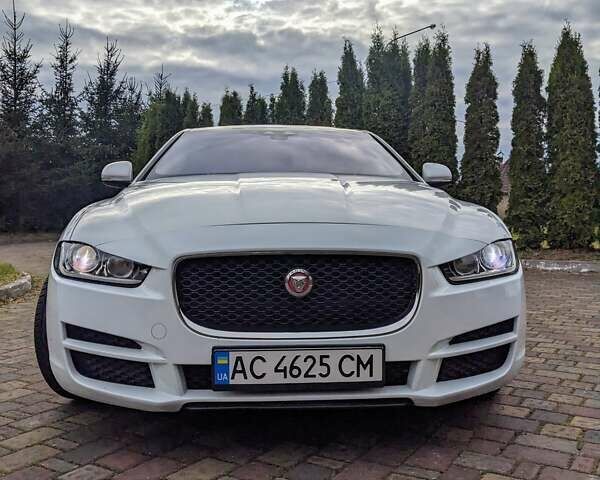 Белый Ягуар XE, объемом двигателя 2 л и пробегом 73 тыс. км за 16500 $, фото 1 на Automoto.ua