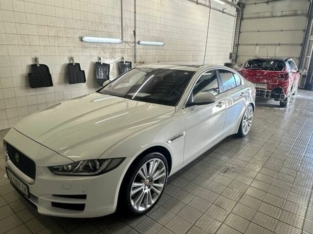 Белый Ягуар XE, объемом двигателя 3 л и пробегом 137 тыс. км за 9900 $, фото 1 на Automoto.ua