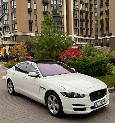 Белый Ягуар XE, объемом двигателя 2 л и пробегом 57 тыс. км за 14500 $, фото 1 на Automoto.ua
