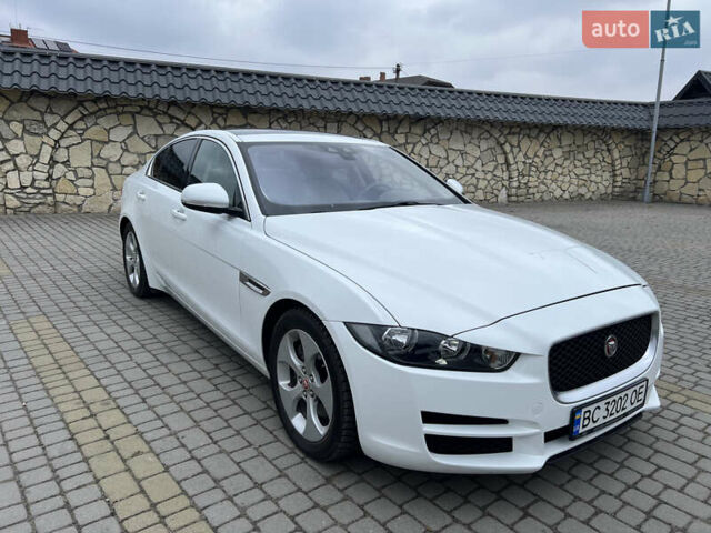 Белый Ягуар XE, объемом двигателя 2 л и пробегом 79 тыс. км за 13500 $, фото 1 на Automoto.ua