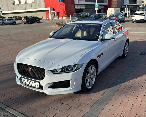 Белый Ягуар XE, объемом двигателя 2 л и пробегом 135 тыс. км за 16000 $, фото 1 на Automoto.ua