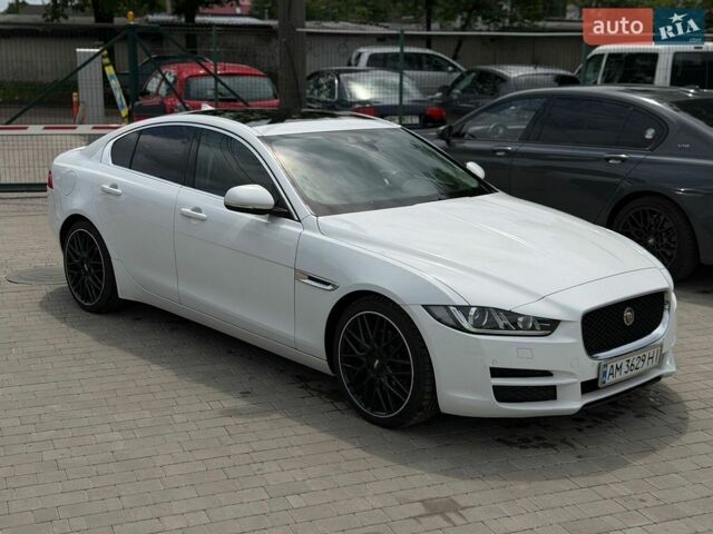 Белый Ягуар XE, объемом двигателя 2 л и пробегом 197 тыс. км за 13600 $, фото 1 на Automoto.ua