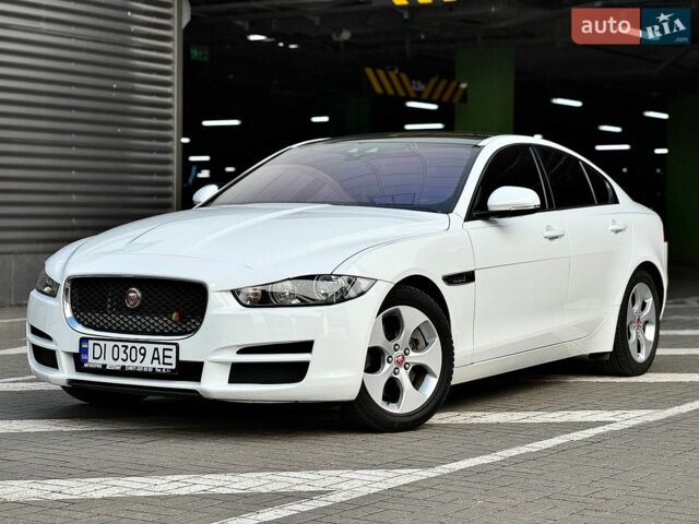 Белый Ягуар XE, объемом двигателя 2 л и пробегом 67 тыс. км за 12900 $, фото 1 на Automoto.ua