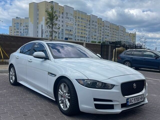 Белый Ягуар XE, объемом двигателя 2 л и пробегом 57 тыс. км за 11950 $, фото 1 на Automoto.ua