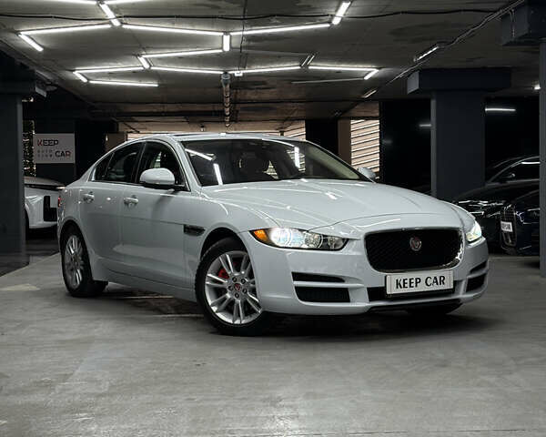 Белый Ягуар XE, объемом двигателя 2 л и пробегом 79 тыс. км за 17500 $, фото 1 на Automoto.ua