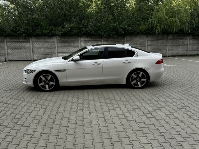 Белый Ягуар XE, объемом двигателя 2 л и пробегом 140 тыс. км за 12210 $, фото 1 на Automoto.ua