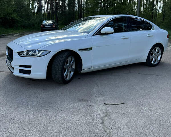 Белый Ягуар XE, объемом двигателя 2 л и пробегом 197 тыс. км за 15700 $, фото 1 на Automoto.ua