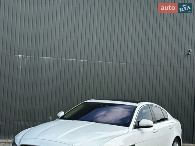 Белый Ягуар XE, объемом двигателя 2 л и пробегом 160 тыс. км за 15500 $, фото 1 на Automoto.ua