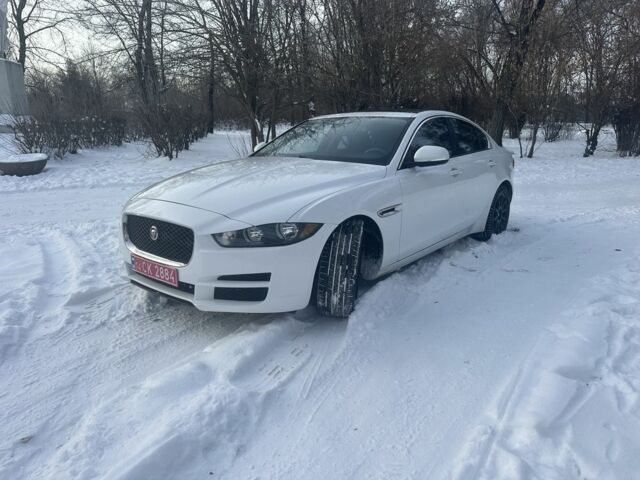 Белый Ягуар XE, объемом двигателя 2 л и пробегом 209 тыс. км за 12800 $, фото 1 на Automoto.ua