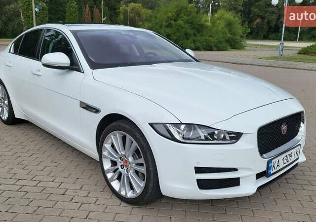 Белый Ягуар XE, объемом двигателя 3 л и пробегом 132 тыс. км за 12900 $, фото 1 на Automoto.ua