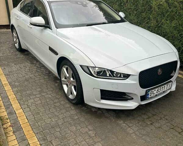 Белый Ягуар XE, объемом двигателя 2 л и пробегом 136 тыс. км за 15450 $, фото 1 на Automoto.ua