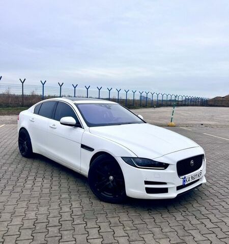 Белый Ягуар XE, объемом двигателя 2 л и пробегом 98 тыс. км за 12200 $, фото 1 на Automoto.ua