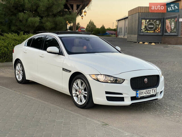 Белый Ягуар XE, объемом двигателя 2 л и пробегом 133 тыс. км за 14800 $, фото 1 на Automoto.ua