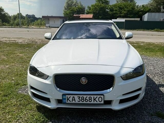 Белый Ягуар XE, объемом двигателя 2 л и пробегом 93 тыс. км за 11200 $, фото 1 на Automoto.ua